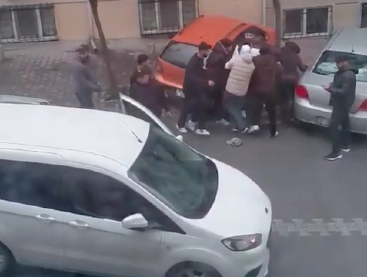 Esenyurt'ta komşuların kavgasında taşlar havada u&ccedil;uştu...