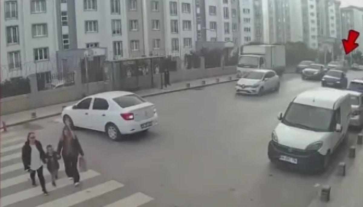 Esenyurt'ta trafik magandası yaya ge&ccedil;idindeki anne ve &ccedil;ocuğunun &uuml;zerine aracını s&uuml;rd&uuml;  