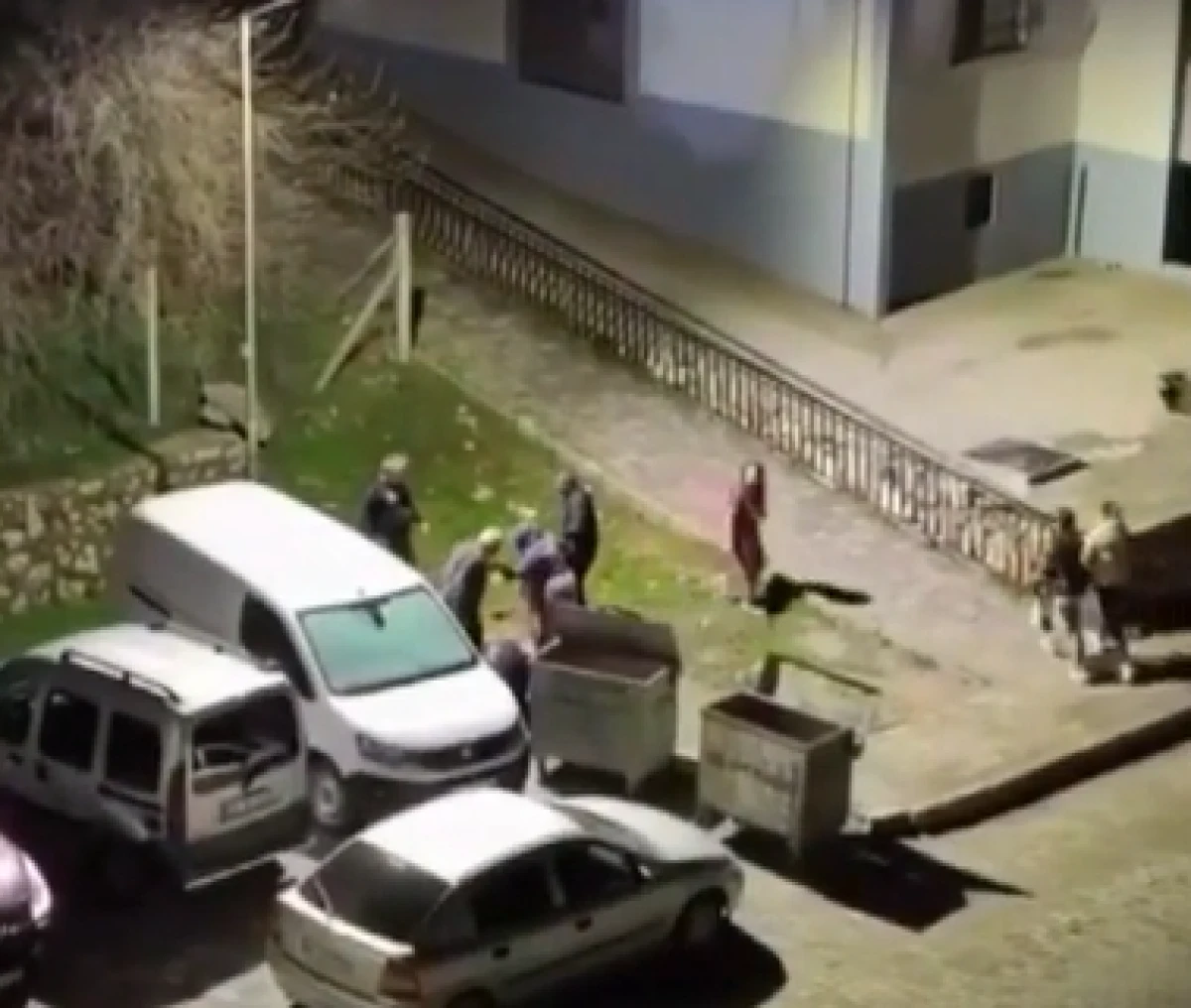 Eski eşiyle tartışan şahsa komşular meydan dayağı attı       