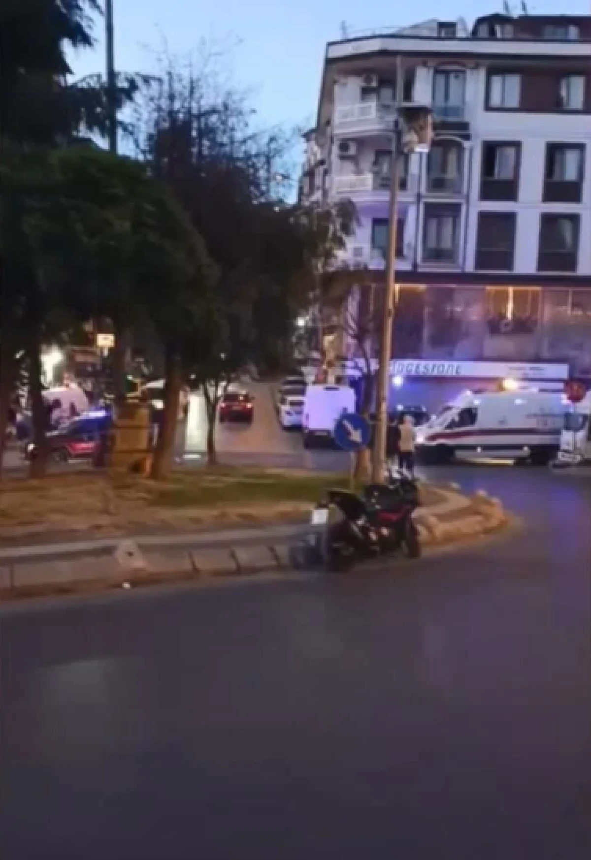 Eski kız arkadaşını g&ouml;r&uuml;nce dehşet sa&ccedil;tı! Motosiklet s&uuml;rd&uuml;, sevgilisini bı&ccedil;akladı