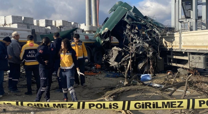 Eskişehir'de feci kaza! TIR'lar çarpıştı      