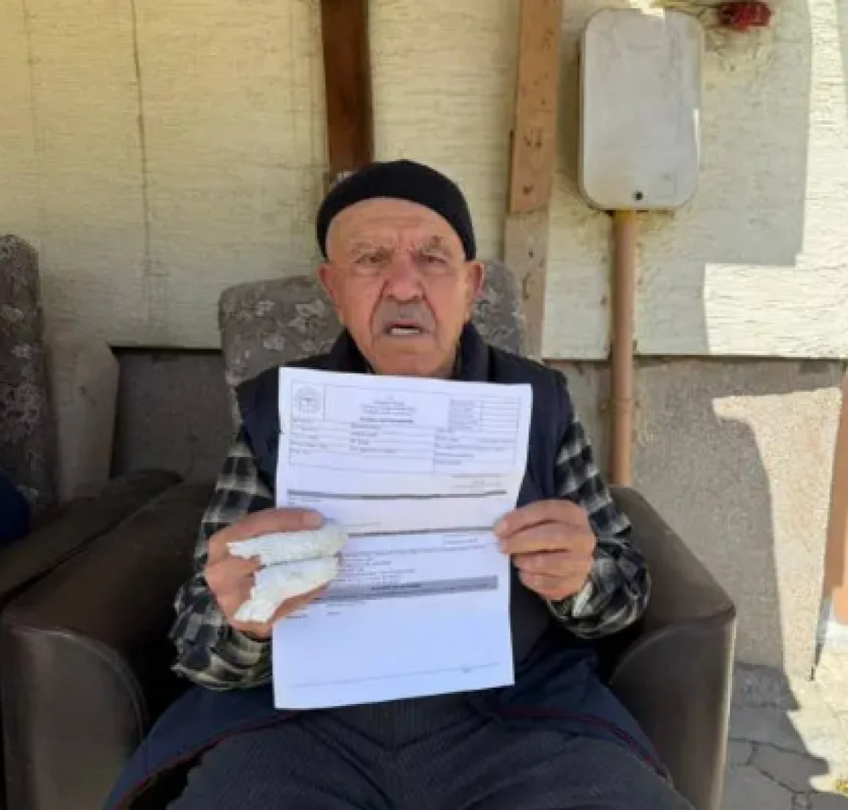 Eskişehir'de korkun&ccedil; iddia: 86 yaşındaki adamı merdivenden atıp d&ouml;vd&uuml;