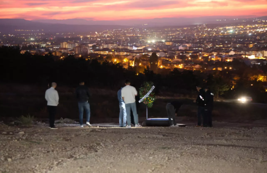 Eskişehir’de tarla ortasında ki tabut ve çelenk görenleri şaşkına çevirdi