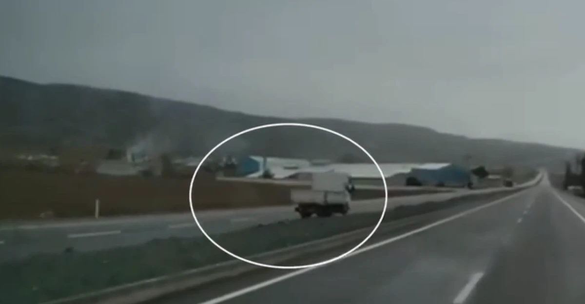 Eskişehir'de ters y&ouml;nde ilerleyen kamyonet kazaya davetiye &ccedil;ıkardı