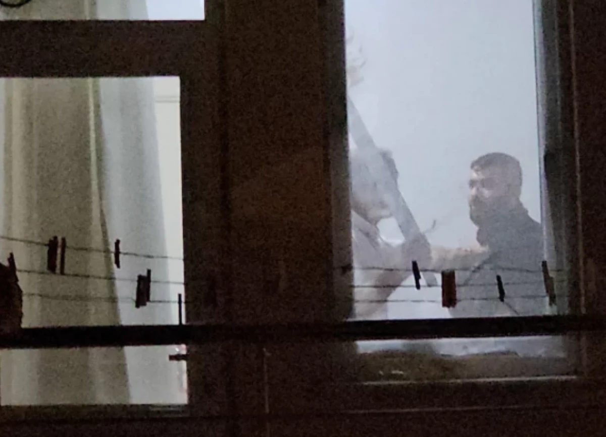 Evine çağırdığı arkadaşını kılıçla rehin aldı! 