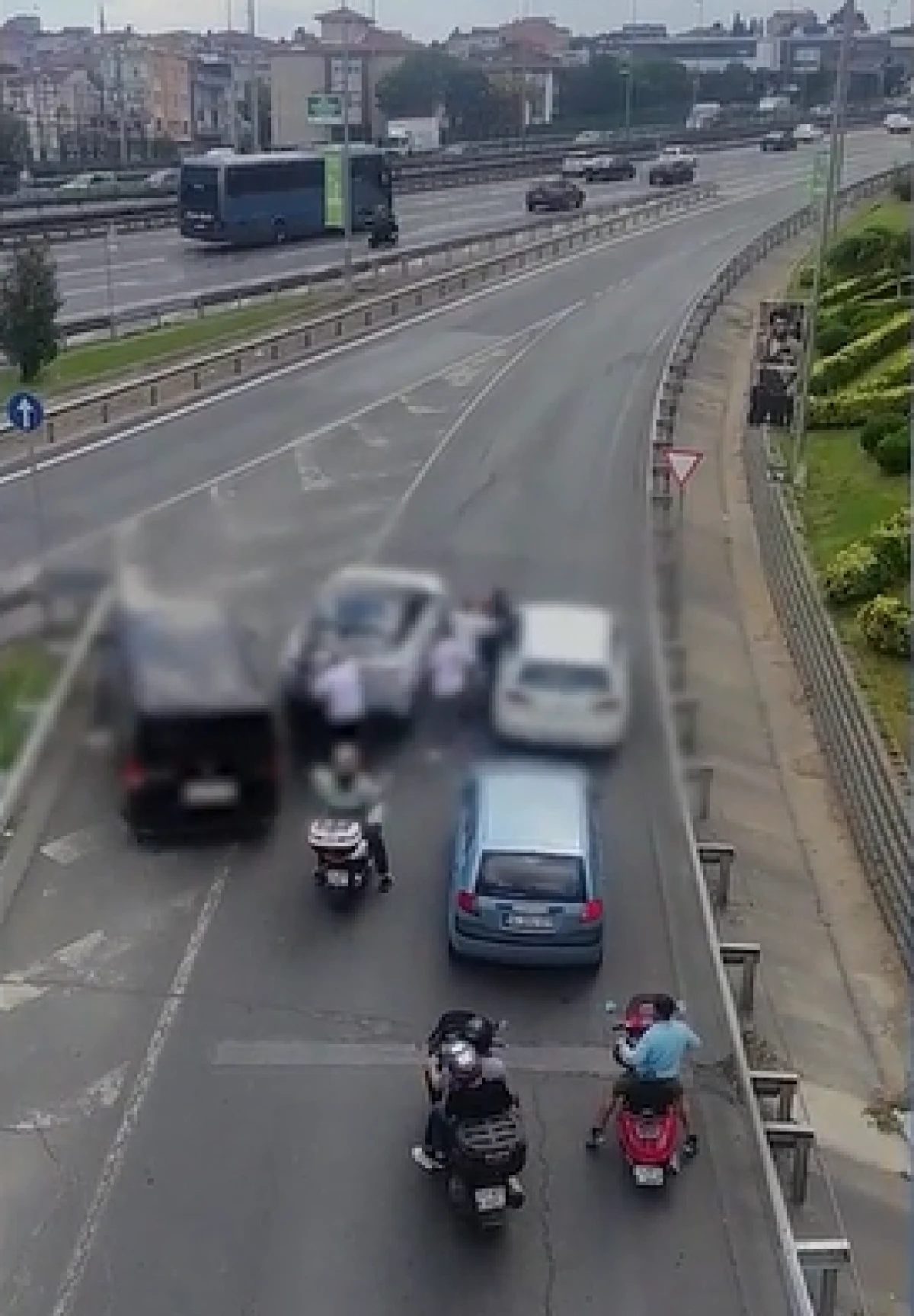 Ey&uuml;psultan'da trafikte kavga eden 3 s&uuml;r&uuml;c&uuml;ye para cezası