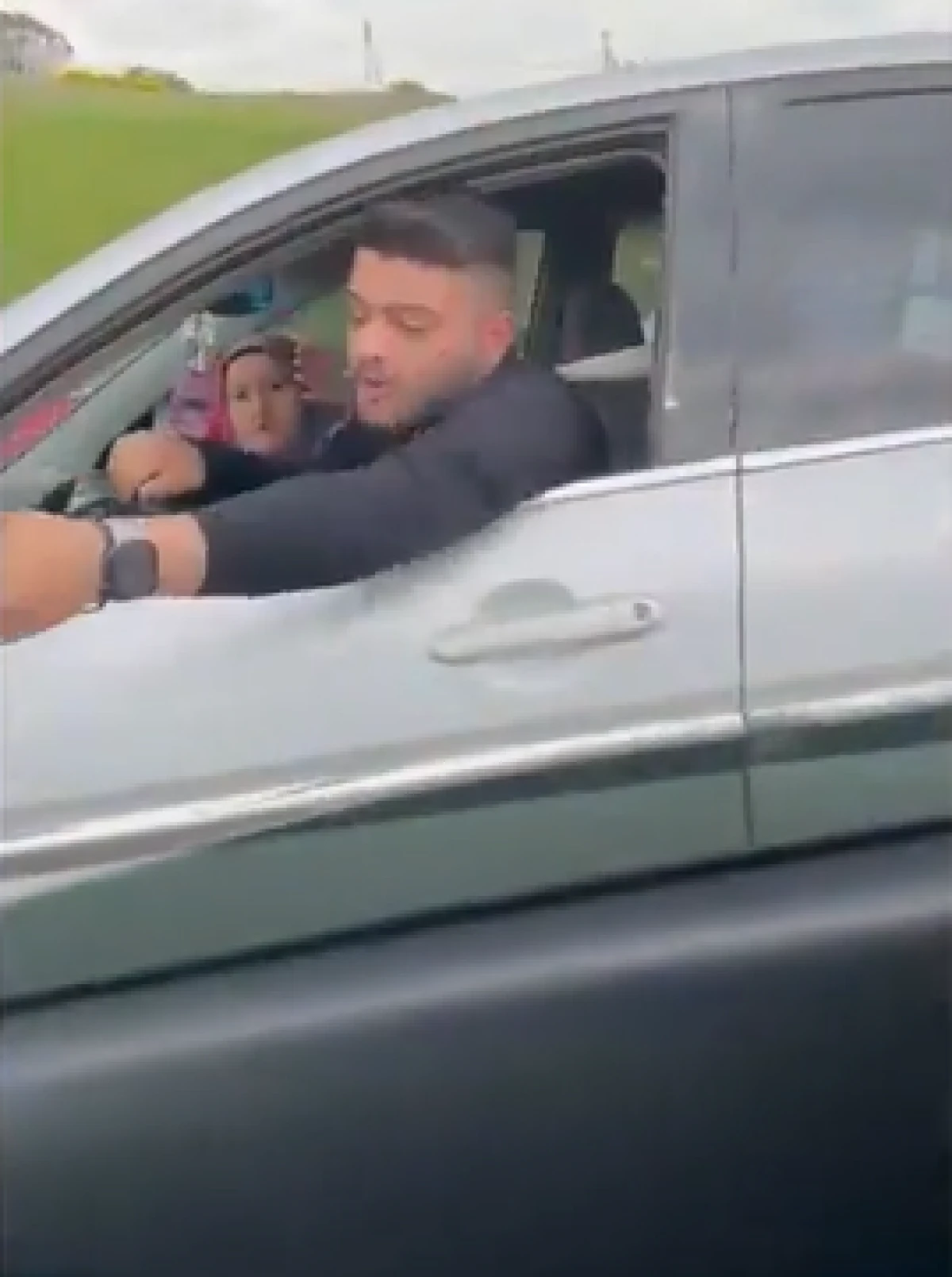 Ey&uuml;psultan&rsquo;da trafikte '&ouml;n&uuml;me kırdın' kavgası karakolda bitti