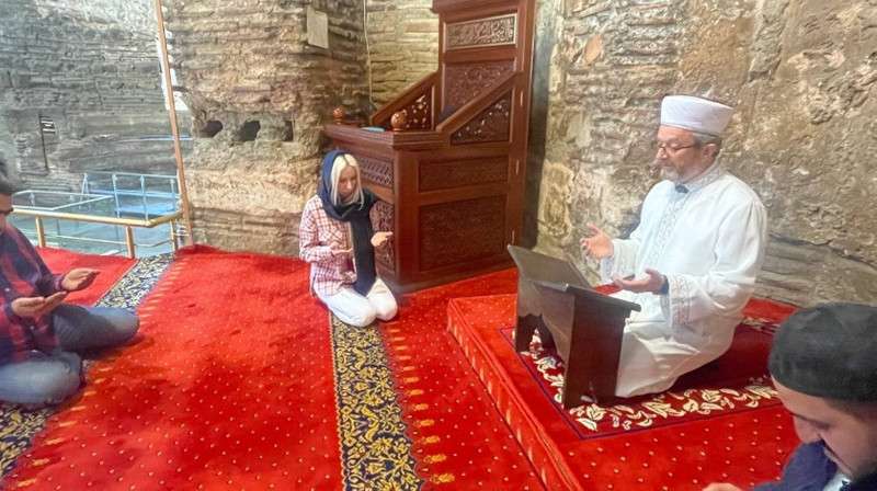 Ezan sesini duyan Ukraynalı kadın Müslüman oldu