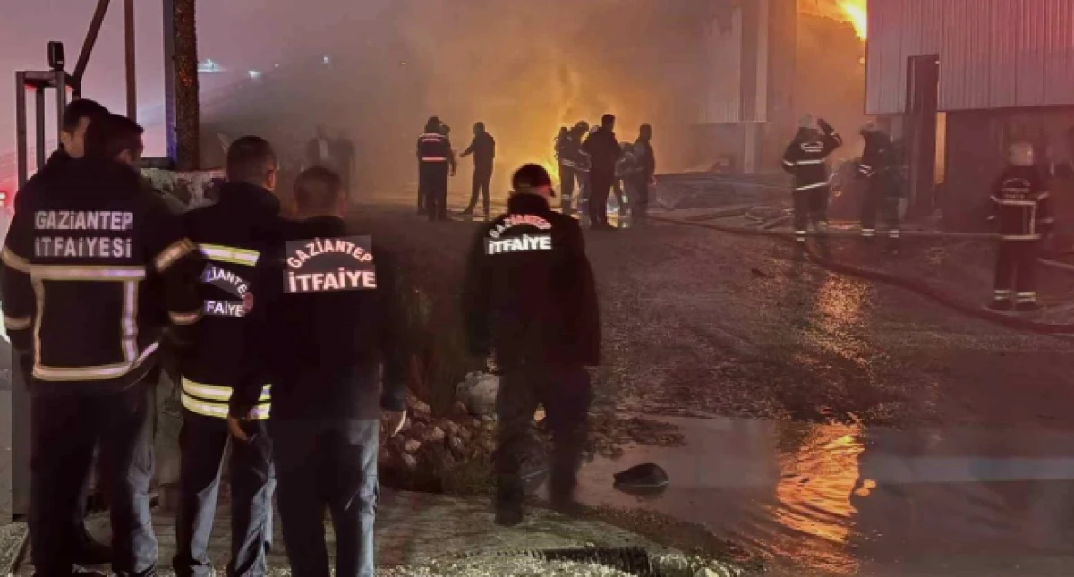 Fabrika yangını 4 saatte s&ouml;nd&uuml;r&uuml;ld&uuml;