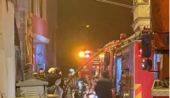 Fatih'te 4 katlı binada yangın                             