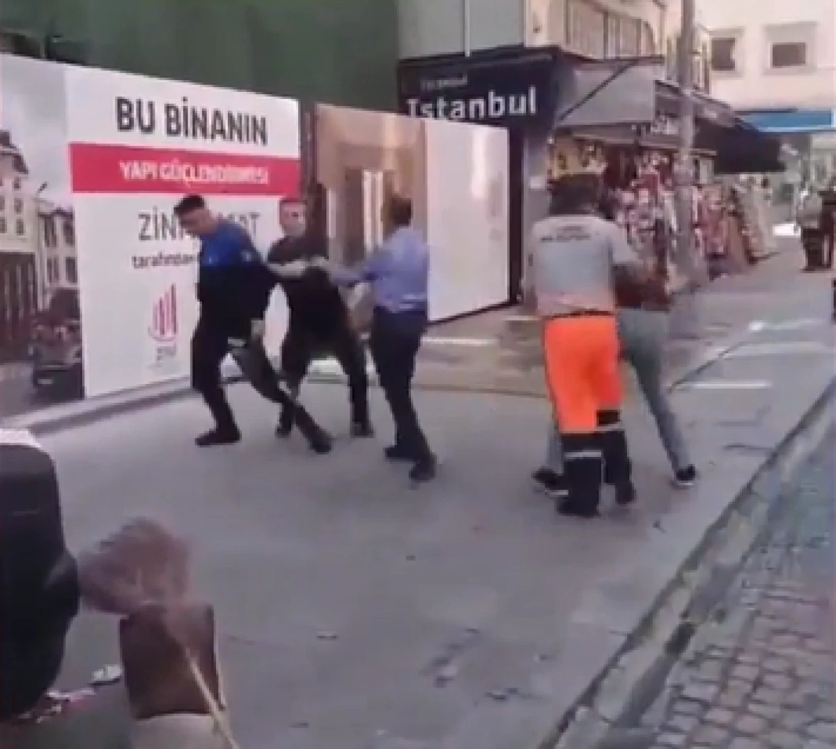 Fatih'te zabıta ile vatandaş sokak ortasında tekme tokat kavga etti