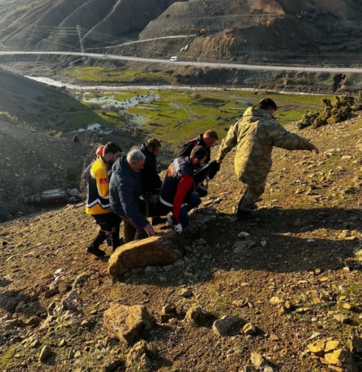 Feci kaza! Otomobil şarampole yuvarlandı                  
