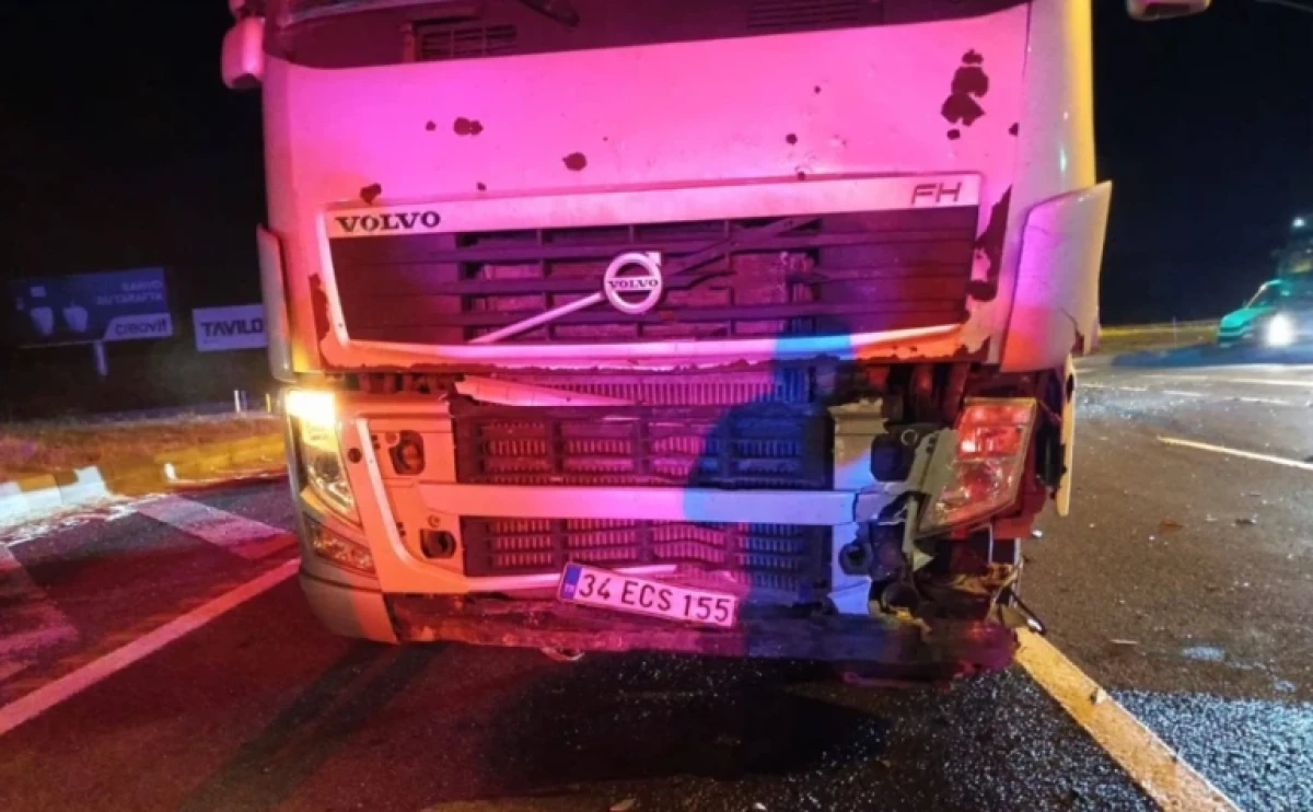 Feci kaza! TIR, kırmızı ışıkta bekleyen otomobili bi&ccedil;ti: Yaralılar var