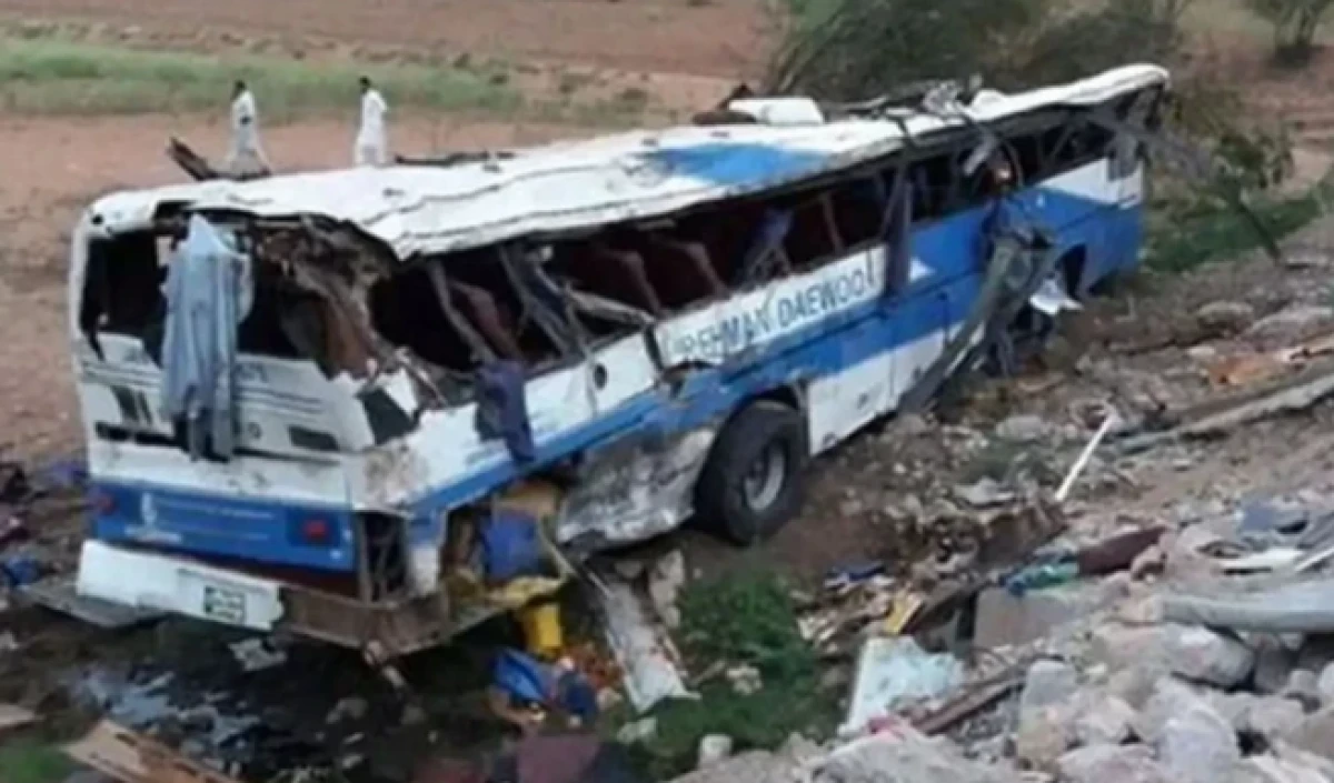 Feci kaza! Yolcu otob&uuml;s&uuml; şarampole yuvarlandı: 4 &ouml;l&uuml;, 26 yaralı