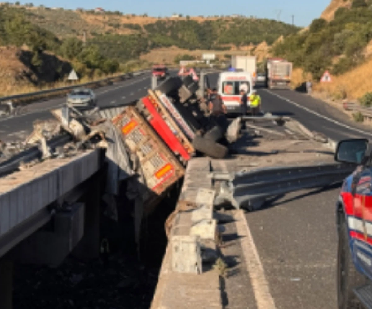 Feci &ouml;l&uuml;m! K&ouml;pr&uuml;de devrilen TIR'dan nehre d&uuml;şt&uuml;!