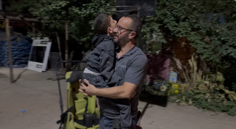 Fedakâr babanın engelli oğlu için mücadelesi içinizi ısıtacak