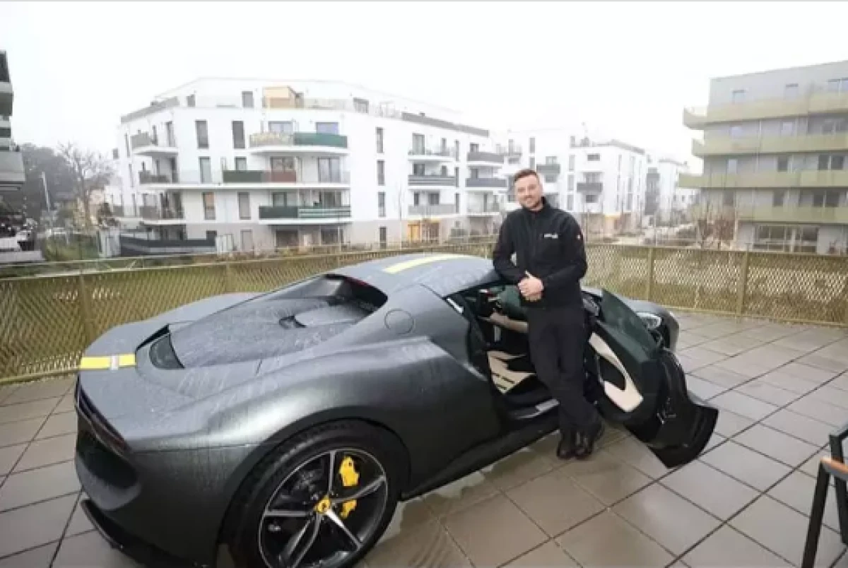 Ferrari'sini balkona park eden bilge     