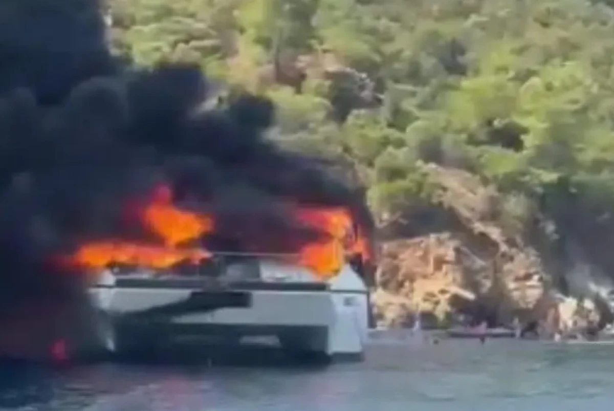 Fethiye'de gezi teknesinde yangın! 115 kişi tahliye edildi
