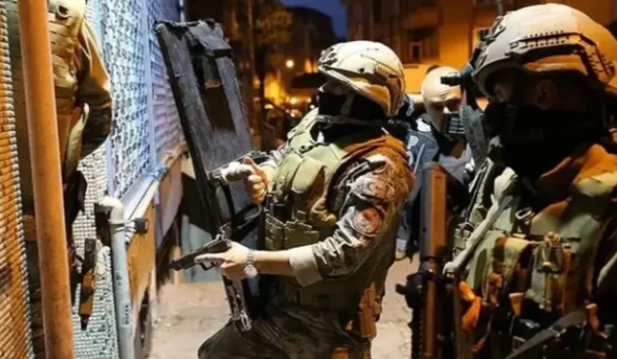 FET&Ouml;'den aranan ihra&ccedil; emniyet m&uuml;d&uuml;r&uuml; ve ihra&ccedil; polis memuru yakalandı