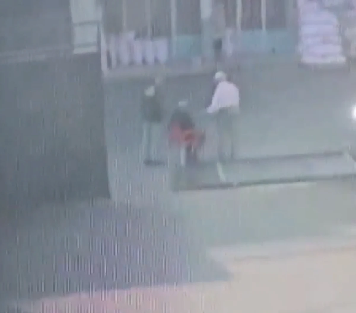 Fıstık Hali'nde dehşet anları: &Uuml;zerine tonlarca ağırlıktaki demir kapı d&uuml;şt&uuml;