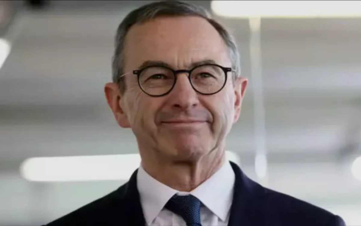 Fransa'da cumhurbaşkanlığına ilk aday! Baş&ouml;rt&uuml;s&uuml; karşıtı &ccedil;ıktı