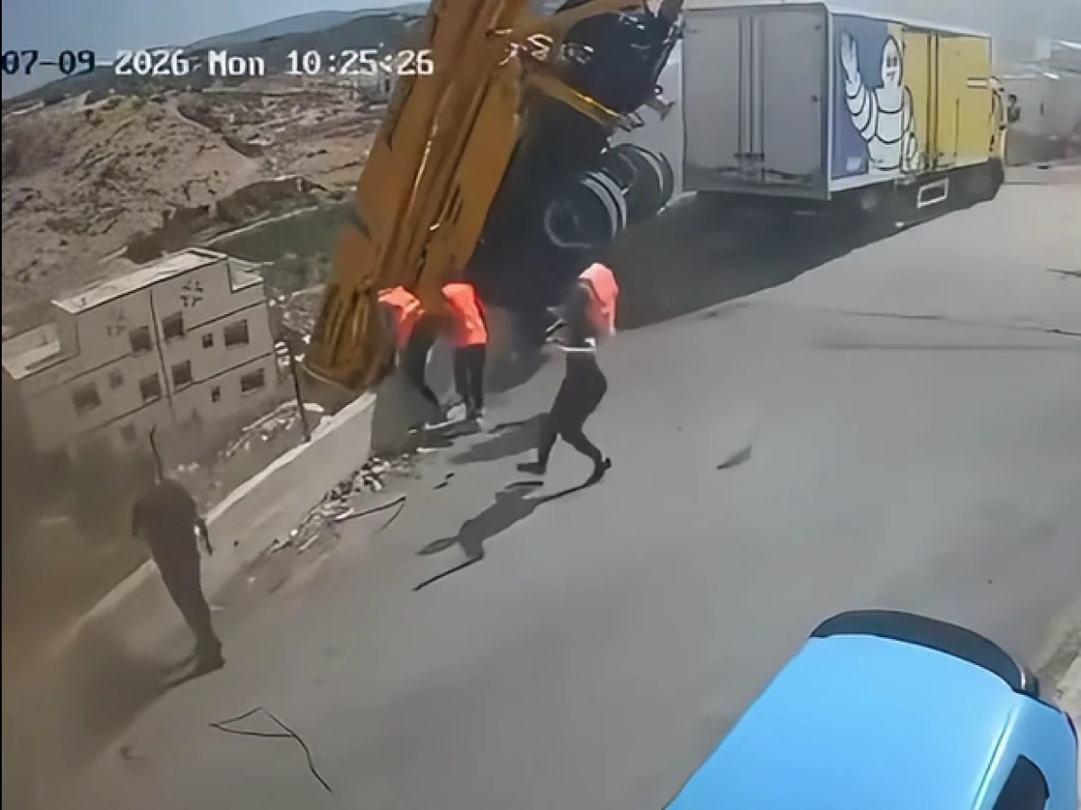 Freni boşaldı dev kamyon felakete s&uuml;r&uuml;klendi, şof&ouml;r son anda atlayarak kurtuldu