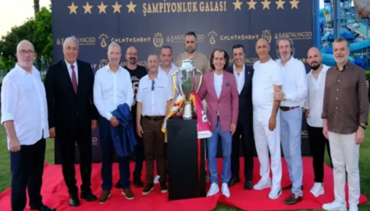 Galatasaray'ın şampiyonluk kutlamalarında Fenerbah&ccedil;e'ye flaş g&ouml;nderme! Tam 30 yıl sonra...