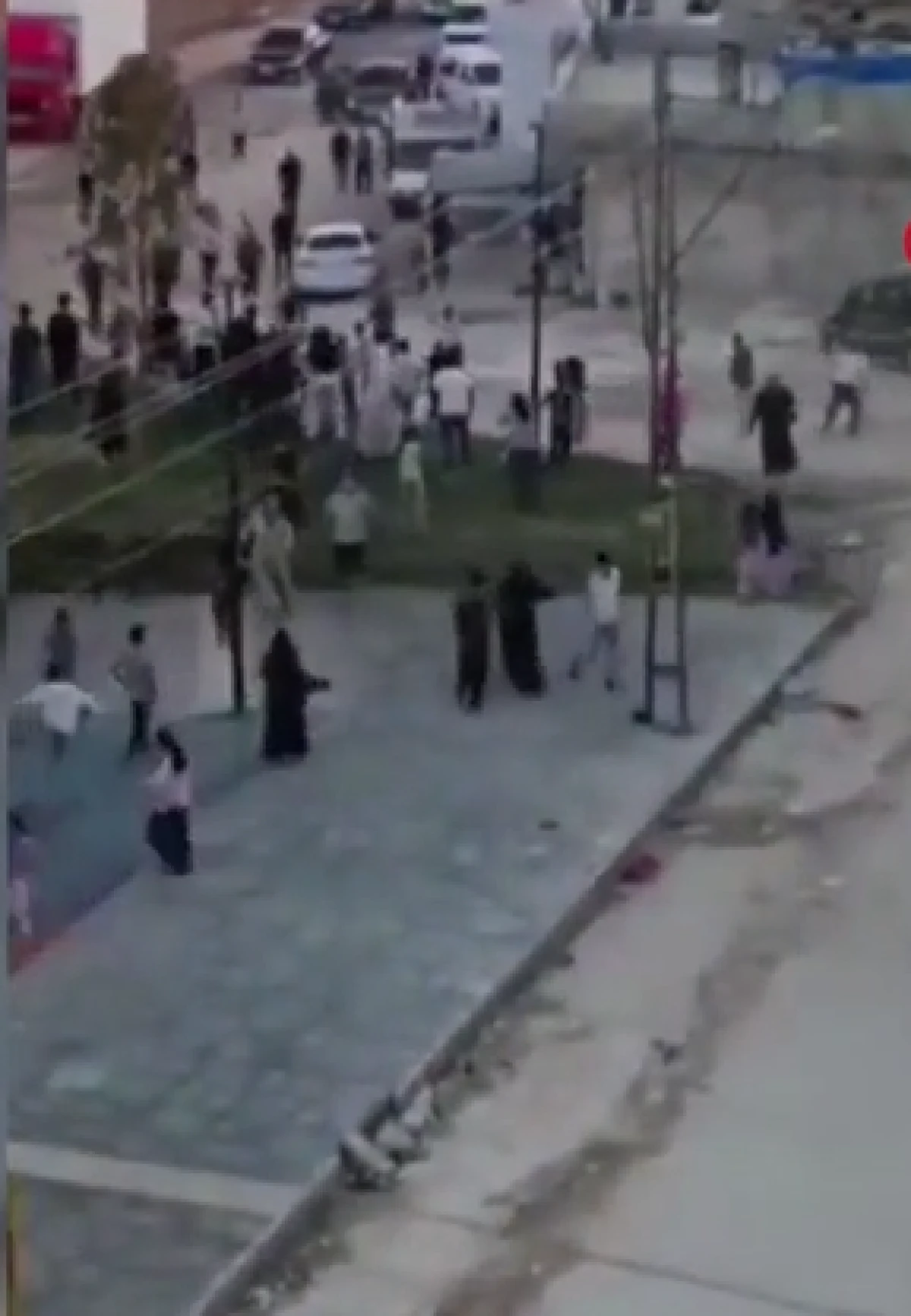 Gaziantep'te dehşete d&uuml;ş&uuml;ren g&ouml;r&uuml;nt&uuml;ler: Kavgada aracını kalabalığın &uuml;zerine s&uuml;rd&uuml;!