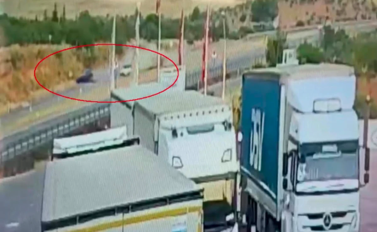 Gaziantep'te d&ouml;rt kişinin &ouml;ld&uuml;ğ&uuml; feci kaza saniye saniye g&uuml;venlik kamerasında!