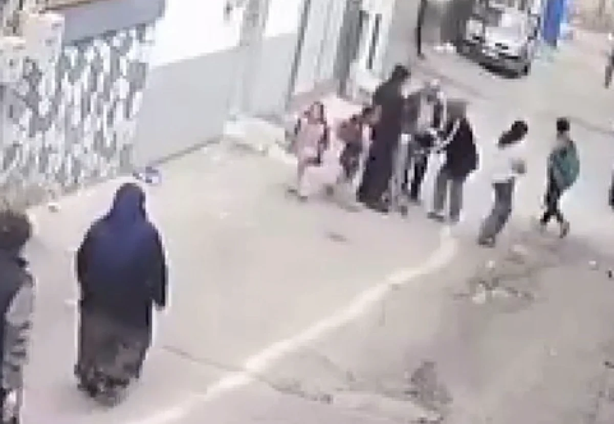 Gaziantep'te motosikletli maganda k&uuml;&ccedil;&uuml;k kıza &ccedil;arpıp ka&ccedil;tı!