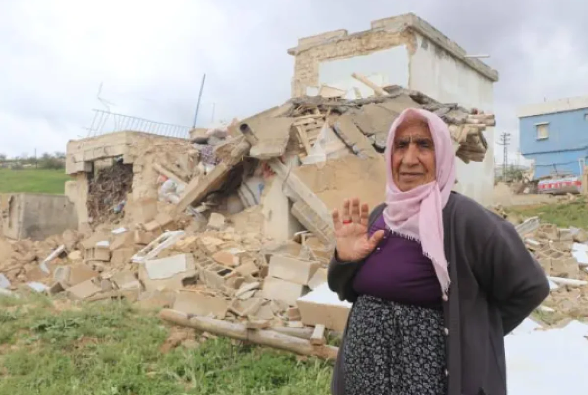 Gaziantep'teki fırtınada evi &ccedil;&ouml;ken 85 yaşındaki kadın yaşadığı dehşeti anlattı