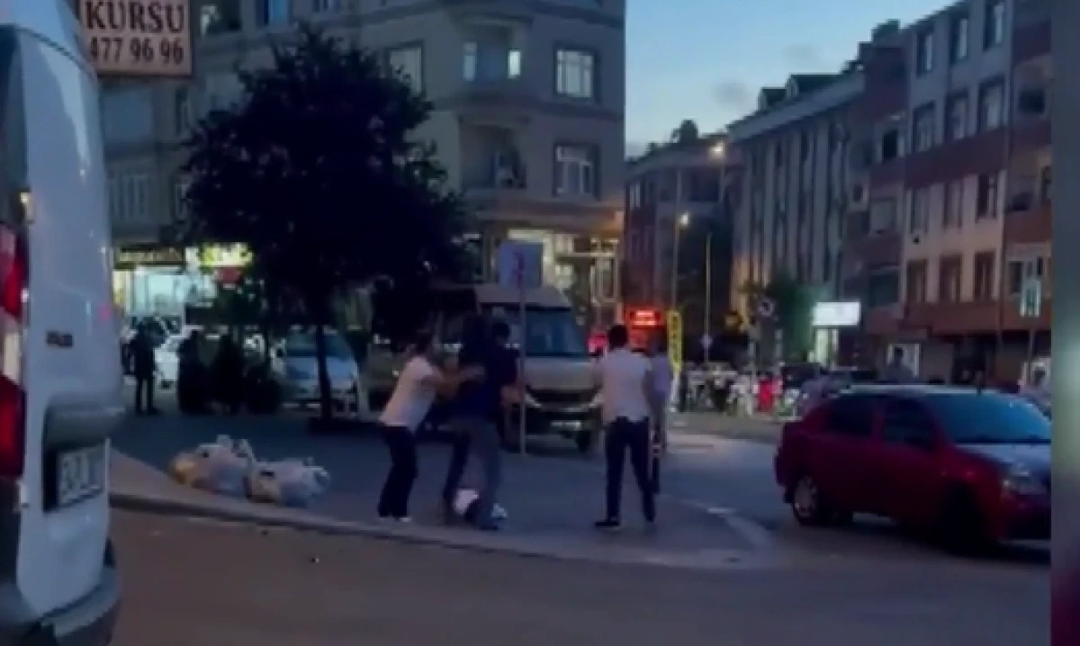Gaziosmanpaşa'da sokak ortasında kavga kamerada!