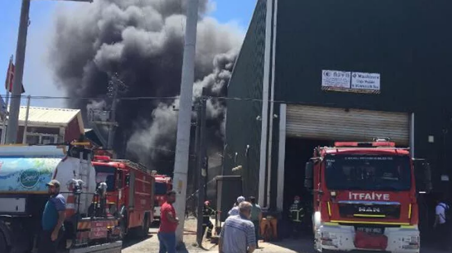 Gebze’de boya fabrikasında yangın: Ekipler müdahale ediyor