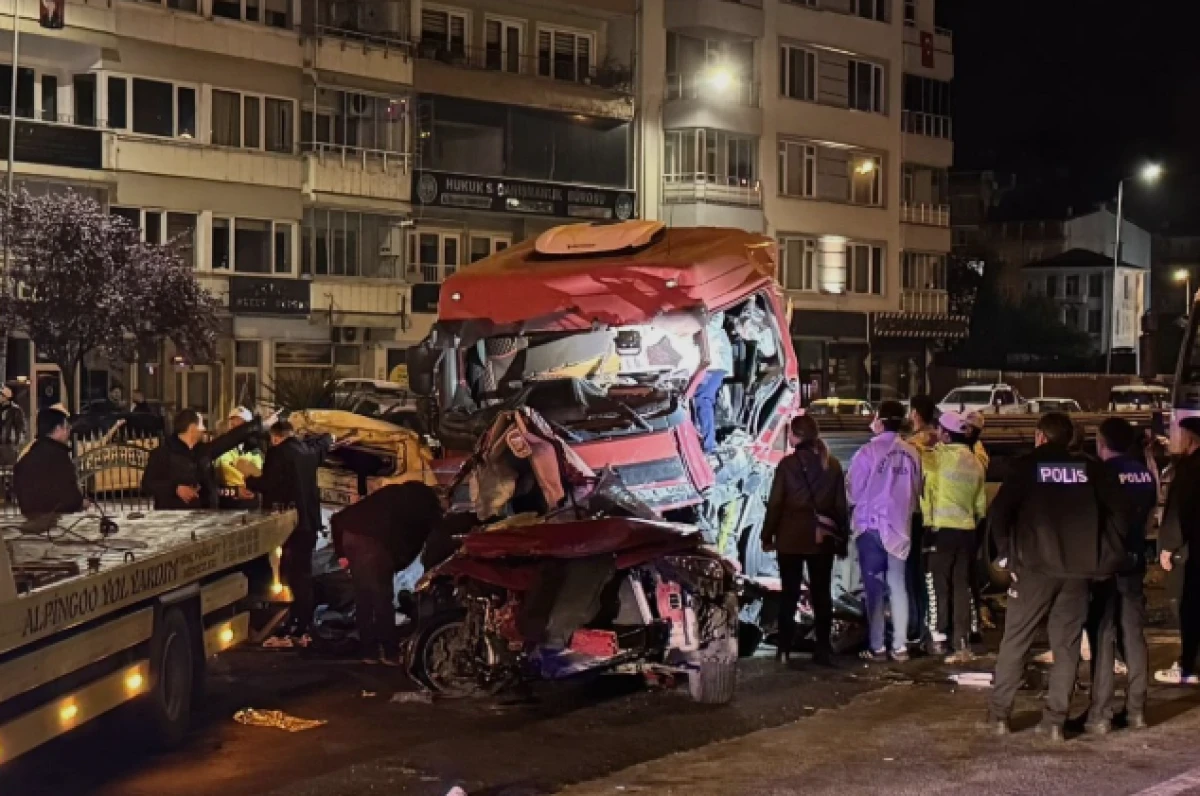 Giresun&rsquo;da can pazarı yaşandı! Katliam gibi kazada TIR iki otomobili adeta bi&ccedil;ti
