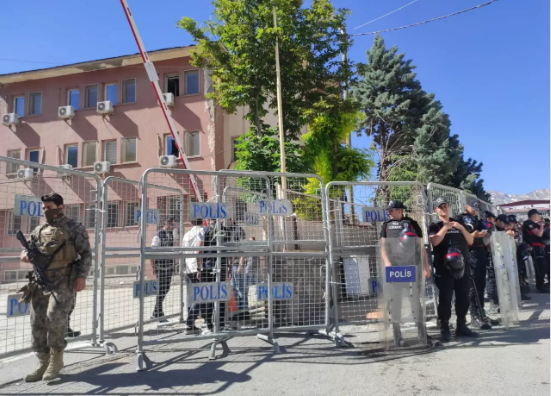 Görevden alınan belediye başkanı hakim karşısında! 