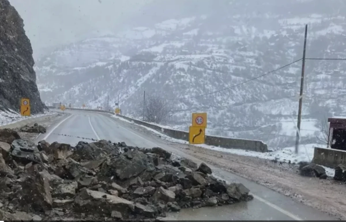 G&uuml;m&uuml;şhane- Giresun kara yolunda heyelan!     