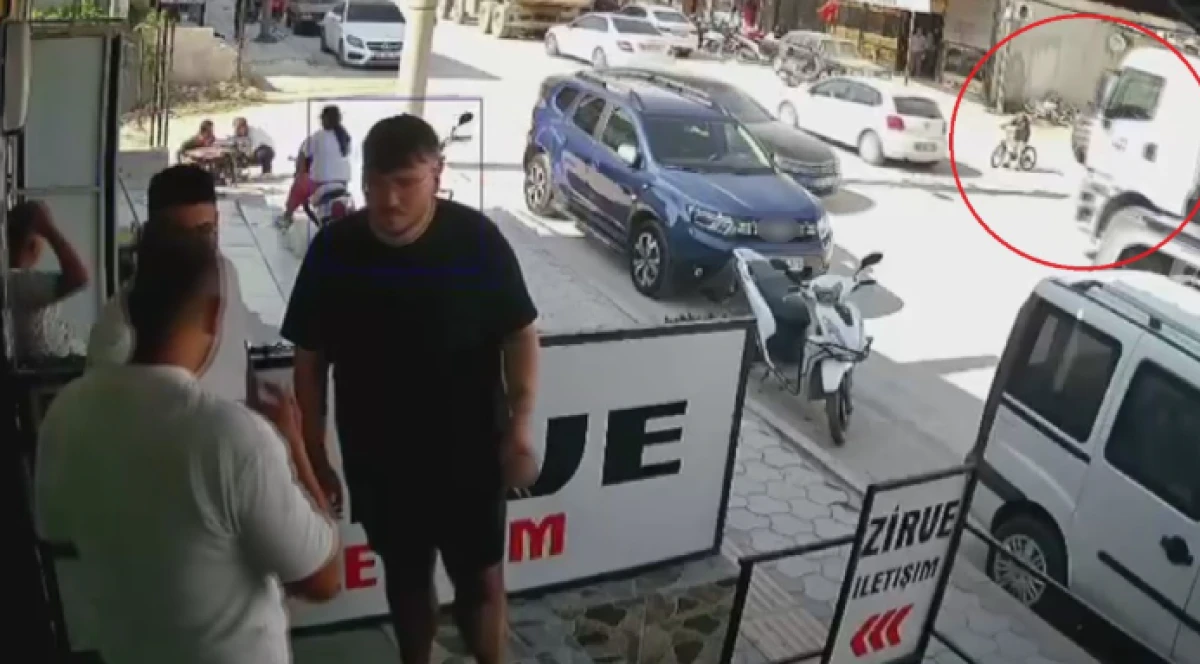 Hafriyat kamyonunun k&ouml;r noktasından ge&ccedil;meye &ccedil;alışan bisikletli &ccedil;ocuk saniyelerle &ouml;l&uuml;mden d&ouml;nd&uuml;