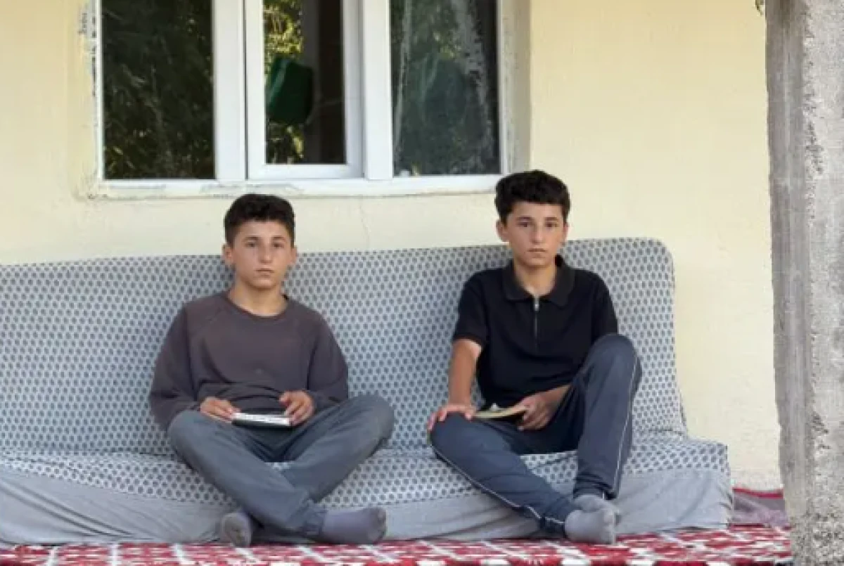 Hakkari'de gururlandıran başarı! İkizler, tek odalı evde fen lisesi kazandı