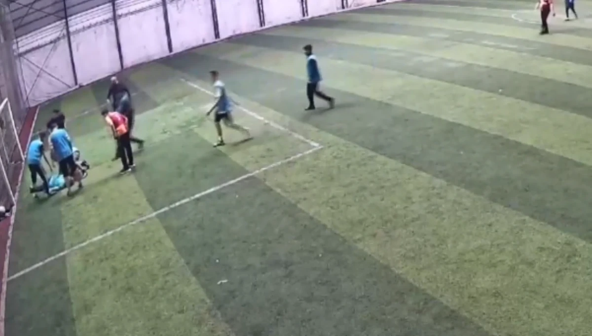 Halı sahada oynarken g&ouml;ğs&uuml;ne top isabet edince kalbi durdu       