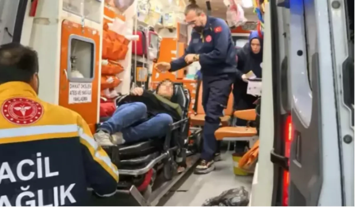 Hamile kadını d&ouml;v&uuml;p sokağa attılar       