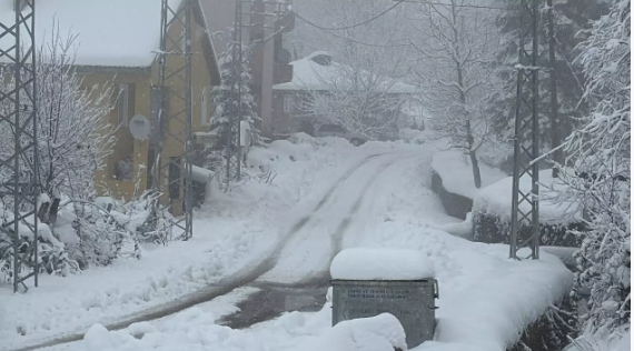 Hanımını kızakla çekerek 70 santimetrelik karın tadını çıkardı 
