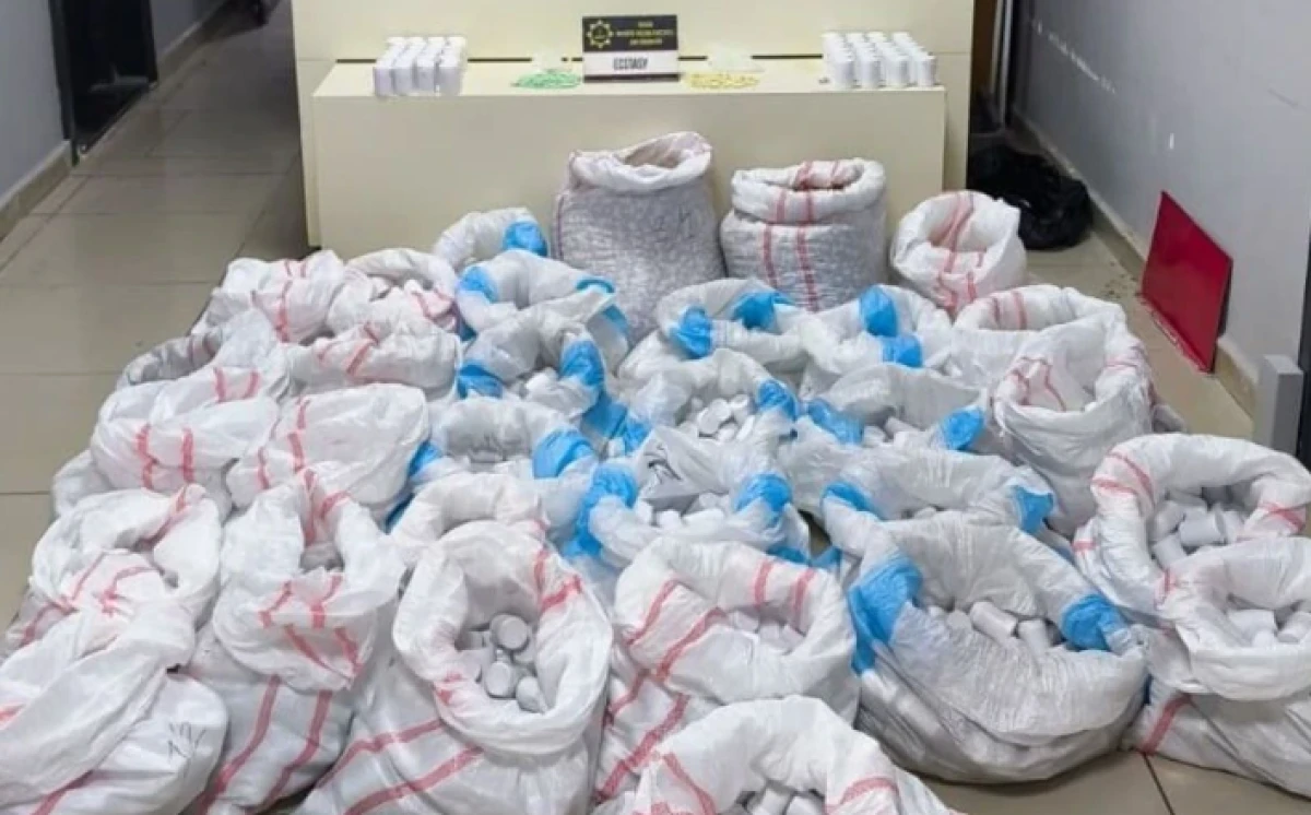 Hastane otoparkındaki ara&ccedil;ta 256 binden fazla sentetik ecza hap ele ge&ccedil;irildi: 4 g&ouml;zaltı