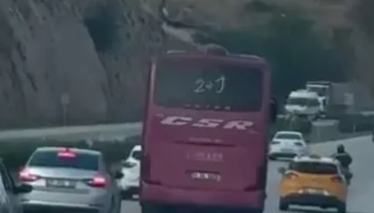Hatay Antakya'da Yolcu Otob&uuml;s&uuml; Tehlikeli Manevralar Yaptı