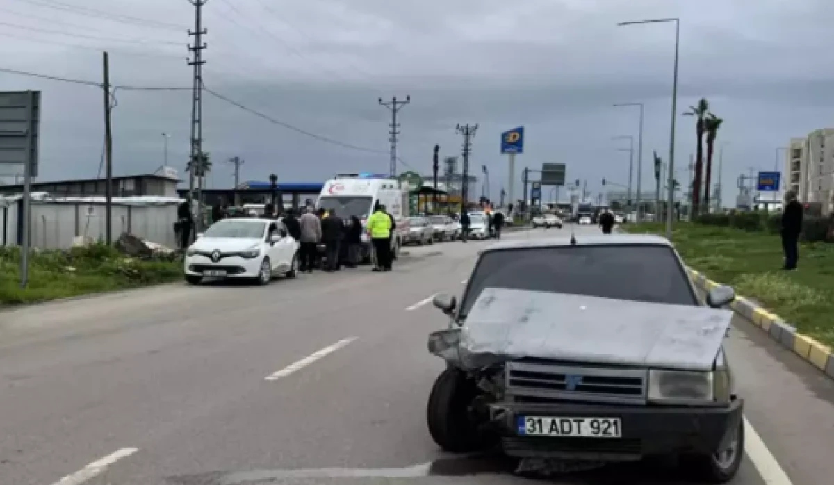 Hatay'da 2 otomobil &ccedil;arpıştı                   