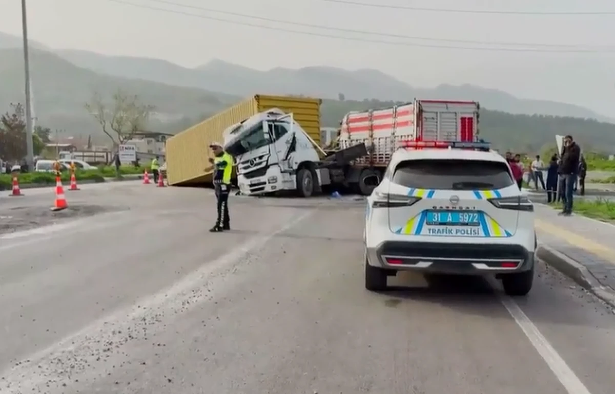 Hatay'da faciadan d&ouml;n&uuml;ld&uuml;, Devrilen konteyner ara&ccedil;ları ezdi ge&ccedil;ti