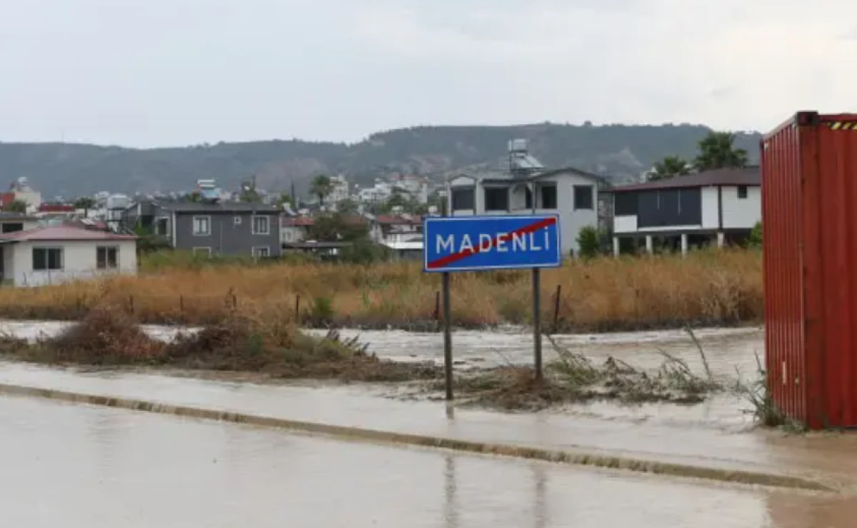 Hatay'da sağanak ve dolu etkili oldu! Ev ve iş yerlerini su bastı