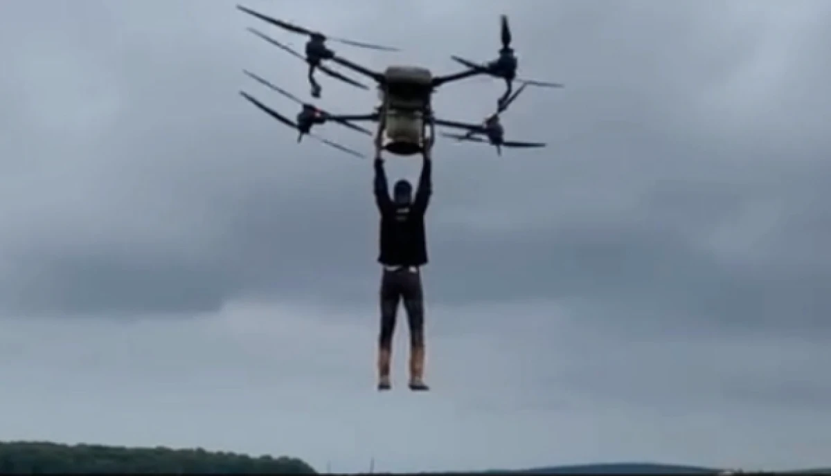 Hemşehrisine &ouml;zenen &ccedil;ift&ccedil;i, dronla yere &ccedil;akıldı          