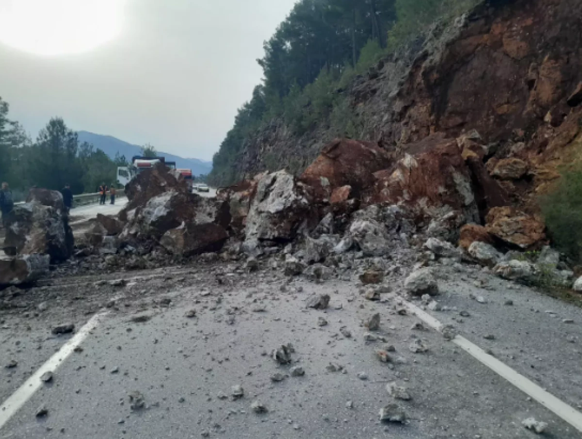 Heyelan nedeniyle kapanmıştı                
