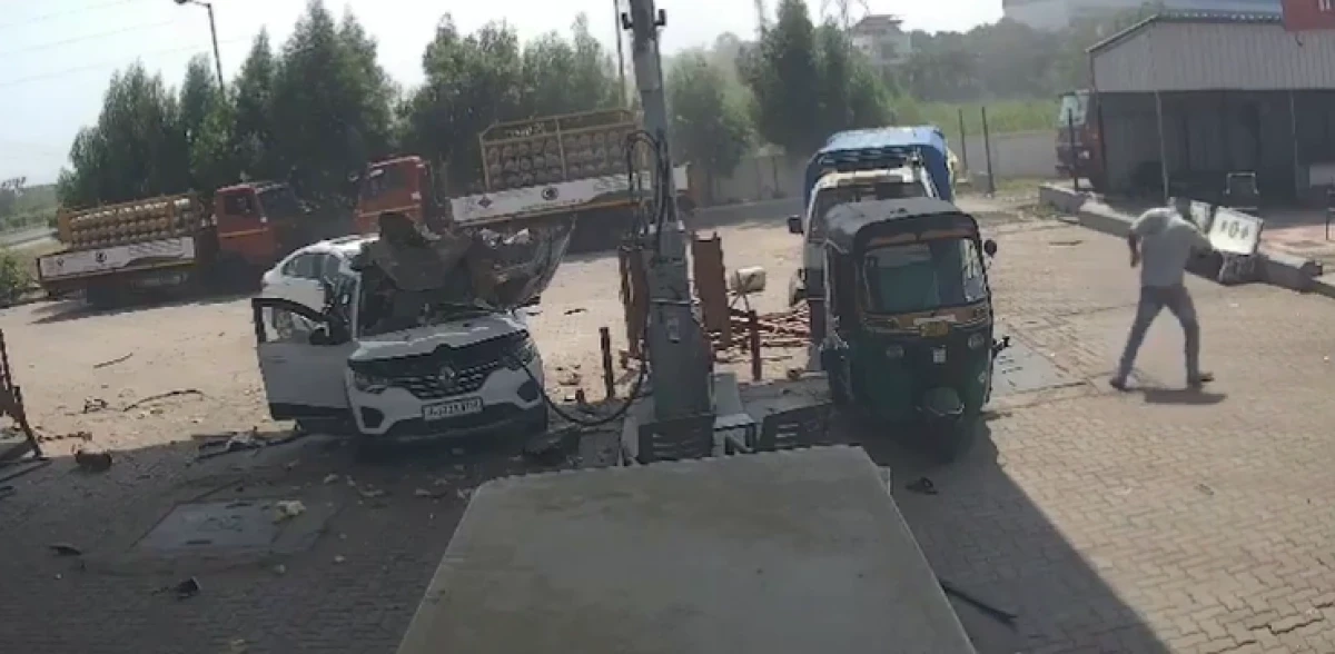 Hindistan'da dolum yapan CNG'li ara&ccedil; patladı: 2 yaralı