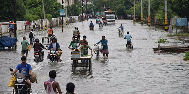 Hindistan'da sel felaketi! Ölü sayısı 100'ü geçti